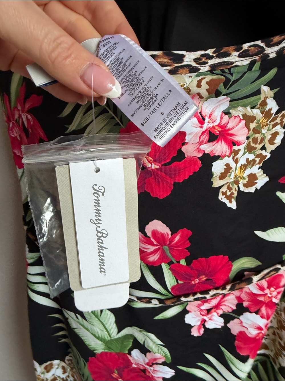 NWT Tommy Bahama Women's Lily Cat Shirred Bandeau One Piece Swimsuit Sz 6 - Picture 10 of 10